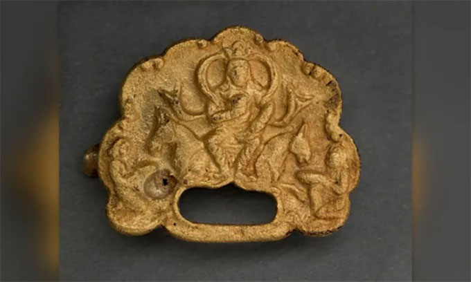 Khóa vàng khắc hình vị thủ lĩnh ngồi trên ngai vàng ở trung tâm. (Ảnh: Zainolla Samashev).