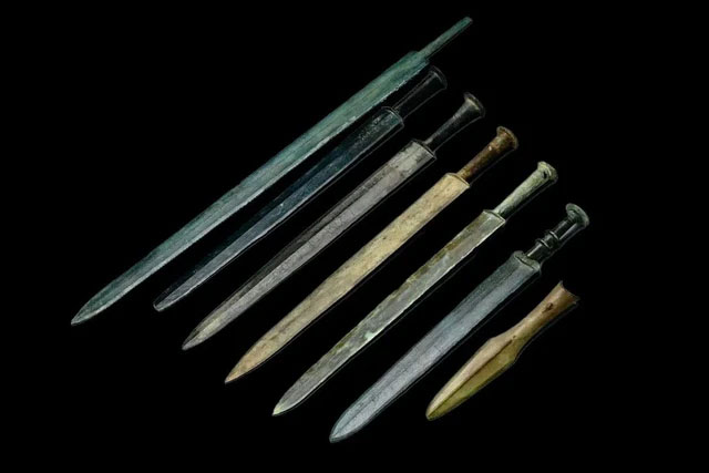 Các thanh kiếm cổ thời Chiến Quốc là một trong các loại hiện vật đáng chú ý được đem lên từ các ngôi mộ cổ - (Ảnh: VIỆN HÀN LÂM KHOA HỌC TRUNG QUỐC).