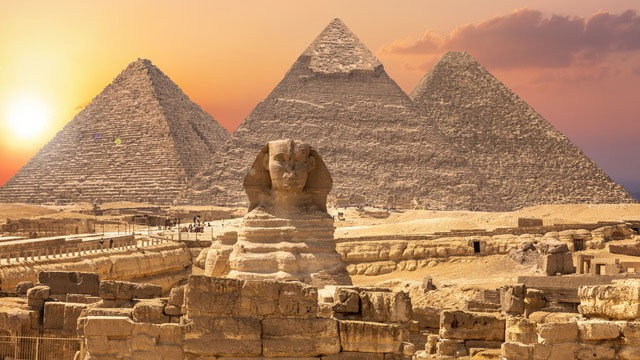 Ở Ai Cập cổ đại, kim tự tháp là biểu tượng cho quyền lực và sự thống trị của Pharaoh.