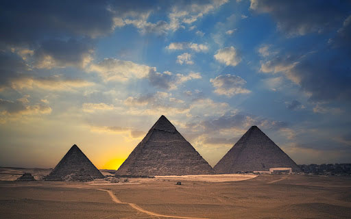 Kim tự tháp là cách gọi chung của các kiến trúc hình chóp có đáy là hình vuông và bốn mặt bên là tam giác đều. (Ảnh: Pineterest)