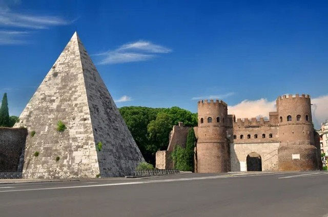 Kim tự tháp Cestius, Italy. (Ảnh: Pinterest).