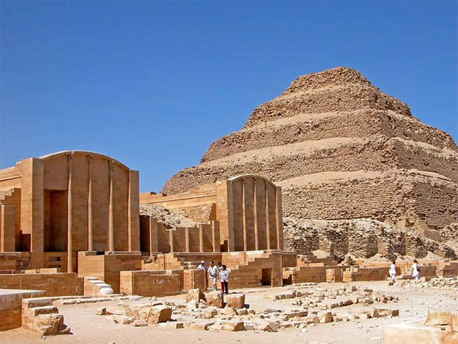 Kim tự tháp bậc thang của pharaoh Djoser được xây dựng ở Saqqara (Ảnh: Shanna Baker/Getty Images).