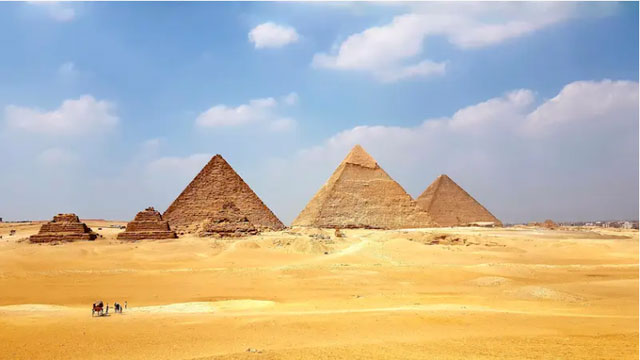 Kim tự tháp Giza bao gồm ba ngôi kim tự tháp chính là Khufu (Cheops), Khafre và Menkaure. (Ảnh: 90 Road Travel)