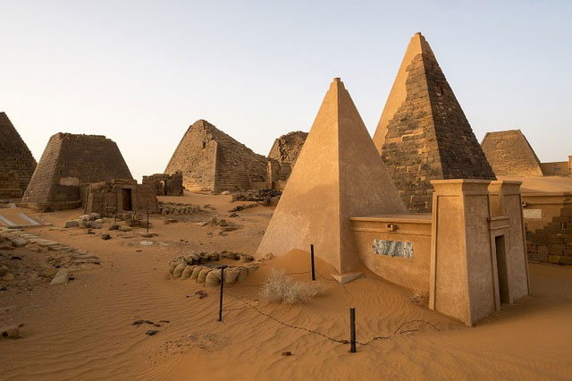 Quần thể kim tự tháp Meroe, Sudan. (Ảnh: Pinterest).