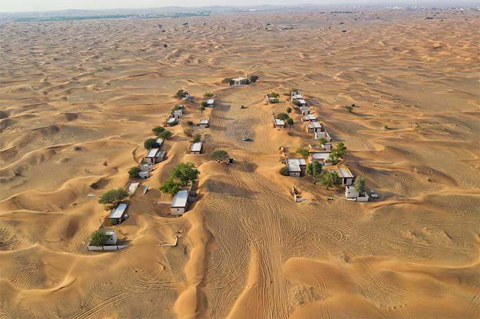 Ở làng Al Madam, thiên nhiên có màu vàng của cát.