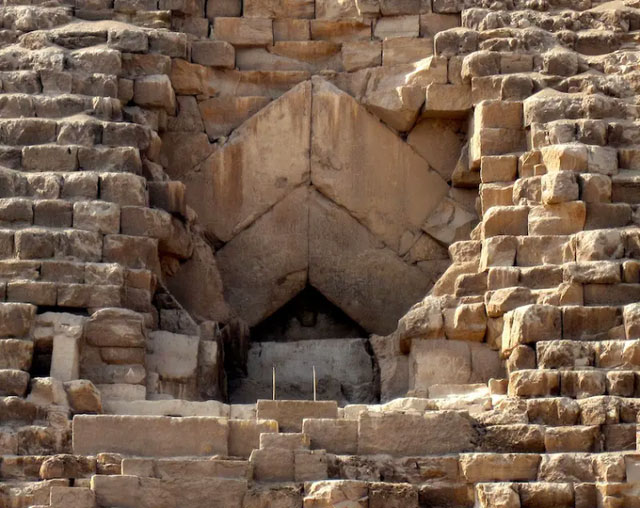 Lối vào trong hình trên là một lối đi do những người thợ đào vào năm 820 sau Công nguyên để vào bên trong Kim tự tháp nhưng hiện tại nó đã bị phong tỏa. Sau đó, một lối vào mới được mở bên dưới lối vào này để khách du lịch ra vào.