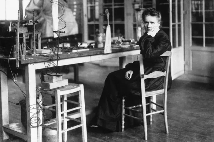 Marie Curie (1867-1937) - Người phụ nữ đầu tiên đoạt giải Nobel vì công trình nghiên cứu về chất phóng xạ từng làm gia sư cho một gia đình ở phía bắc Warsaw, Ba Lan.