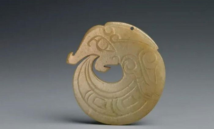Một miếng ngọc hình rồng từ thời Nhà Chu. (Ảnh: Baidu).
