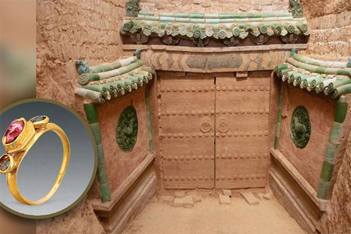 Cổng vào ngôi mộ và các đồ tạo tác quý giá của hoàng tử thời nhà Minh được tìm thấy ở tỉnh Sơn Tây, Trung Quốc. (Ảnh: SCMP).