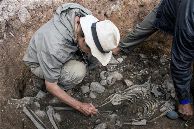 Nhà khảo cổ khai quật ngôi mộ 3.000 năm tuổi tại Pacopampa ở Cajamarca, Đông Bắc Peru (ảnh do Bộ văn hóa Peru công bố ngày 27/8/2023). (Ảnh: AFP/TTXVN).