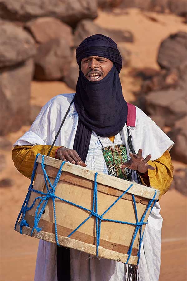 Du khách có thể nhận biết người Tuareg thông qua tagelmust - chiếc khăn trùm đầu mang biểu tượng cho bản sắc dân tộc. Đi du lịch với tagelmust là cách duy nhất để du khách khám phá Tassili N'Ajjer (cao nguyên đá sa thạch ở trung tâm sa mạc Sahara) một cách an toàn.