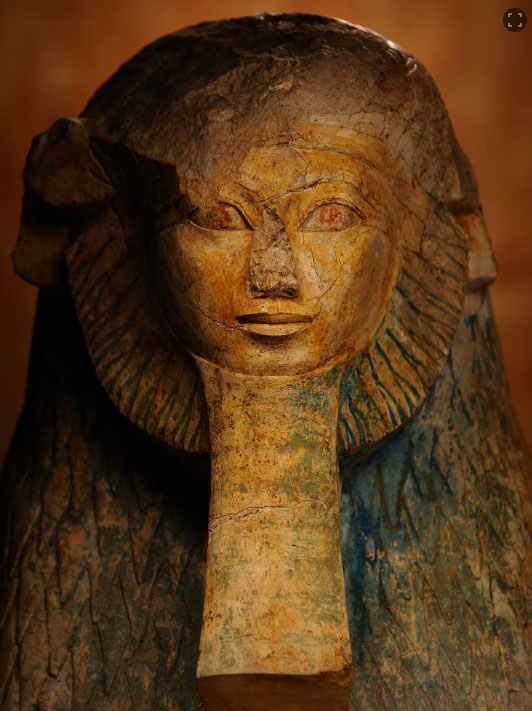 Hatshepsut được khắc họa dưới dạng tượng nhân sư đầu sư tử. Bà đeo biểu tuợng truyền thống của nam giới là bờm sư tử và bộ râu giả của pharaoh - dấu hiệu của hoàng gia. (Ảnh: National Geographic)
