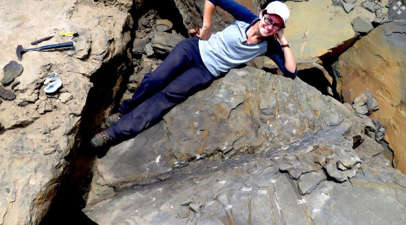 Olivia King, người tham gia phát hiện hóa thạch mới, ngả lưng bên cạnh một trong những mẫu vật Sanfordiaaulis.