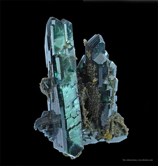 Vivianite nguyên chất không màu, nhưng khoáng chất này rất dễ bị oxy hóa, thay đổi màu sắc và nó thường được tìm thấy ở dạng lăng trụ từ xanh đậm đến lục lam đậm. Tinh thể Vivianite thường được tìm thấy bên trong vỏ hóa thạch.