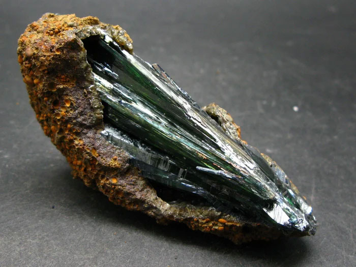 Vivianite là khoáng vật dễ dàng phân tách, với sự phân cắt hoàn hảo, vuông góc với trục tinh thể và dễ dàng hòa tan trong axit. Nó có điểm nóng chảy là 1.114 độ C và không có tính phóng xạ.