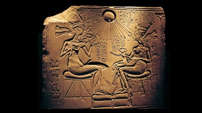 Một bức phù điêu thể hiện Vua Akhenaten, Nữ hoàng Nefertiti và các con của họ, cùng với đĩa mặt trời, Aten (Ảnh: UniversalImagesGroup / Contributor).