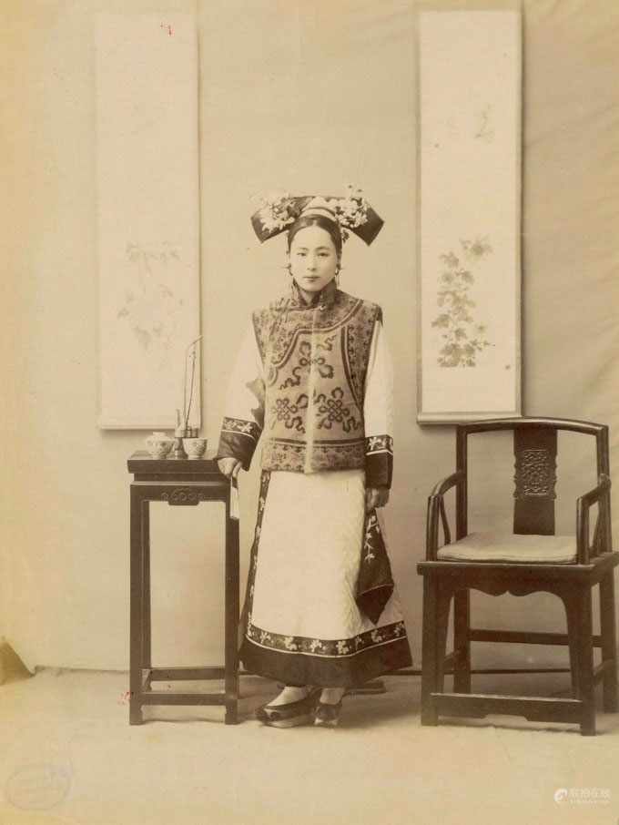 Người phụ nữ mặc trang phục của tầng lớp quý tộc, chụp trước năm 1906. Ảnh của Sanshichiro Yamamoto từng nhiều lần được triển lãm, lần gần nhất là tại Công viên Trung Sơn ở Bắc Kinh hồi tháng 5.