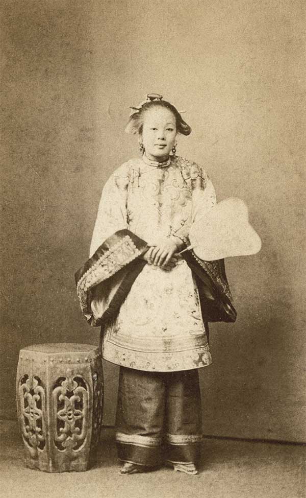 Ảnh chụp một phụ nữ Phúc Kiến kinh doanh ngành trà, tại Hội chợ thế giới tổ chức ở Paris năm 1867. Đây là bức ảnh sớm nhất được biết đến về phụ nữ làm ngành trà và nghề kinh doanh trà của Trung Quốc.