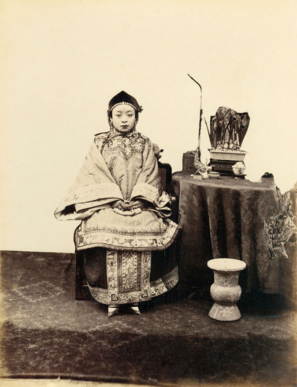 Chân dung cô gái do nhiếp ảnh gia người Anh William Saunders thực hiện. Khoảng thời gian từ năm 1863 đến 1888, William Saunders mở tiệm chụp hình ở Thượng Hải, ghi lại nhiều câu chuyện thời sự, văn hóa đương thời.