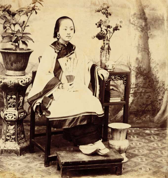 Bức cô gái cầm quạt giấy, chụp khoảng năm 1880.