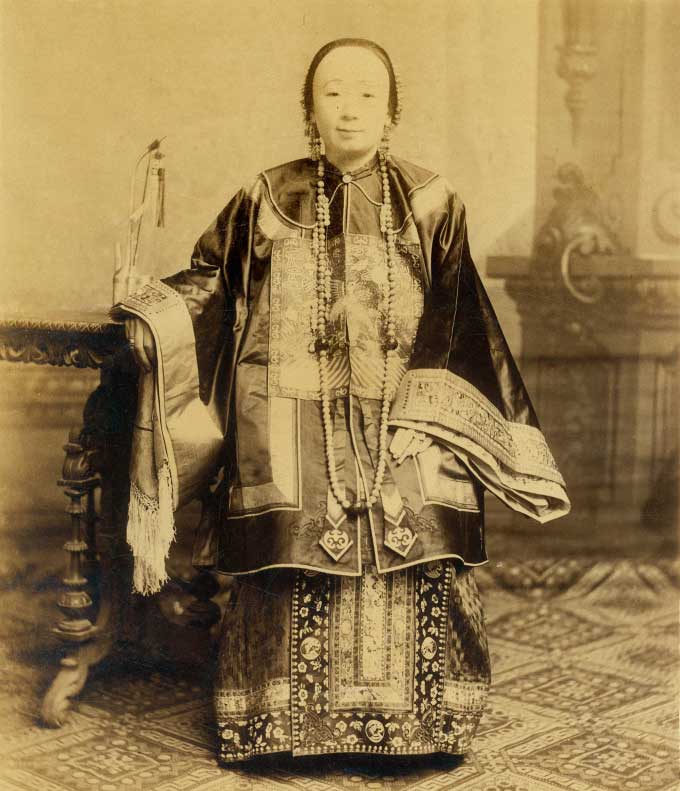 Hình người phụ nữ quý tộc, chụp thập niên 1880. Bà đeo vòng cổ cung đình - loại vòng dành cho hoàng đế, phi tần, quan tứ phẩm trở lên ở triều đại Thanh.