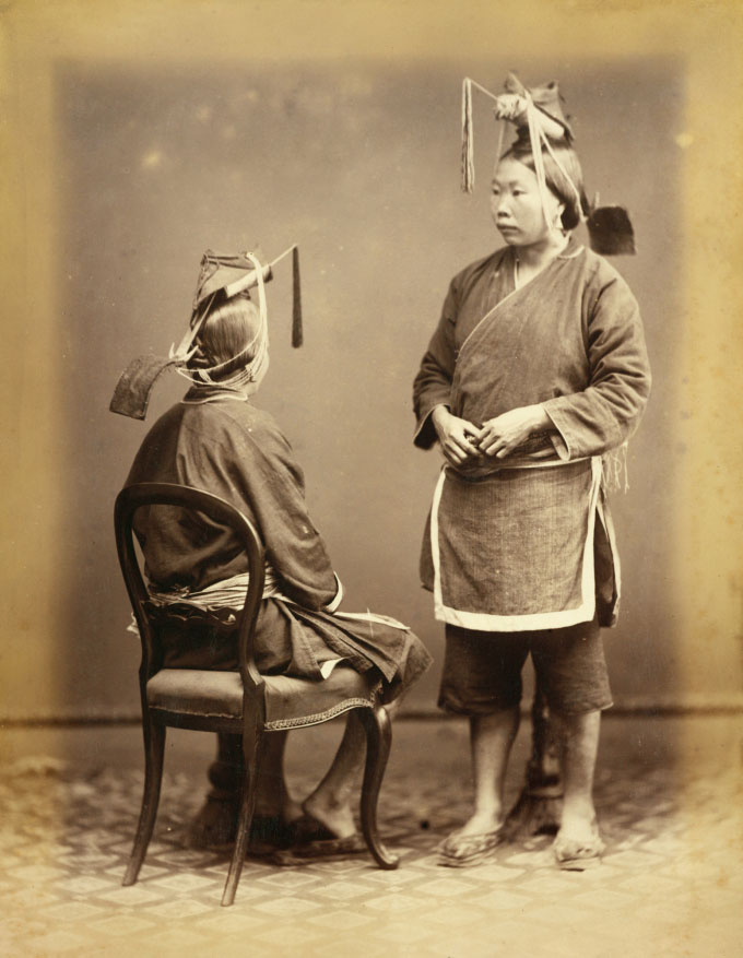 Bức hai phụ nữ Phúc Kiến mặc trang phục truyền thống, do nhiếp ảnh gia người Đức F.Schoenke ghi lại. Theo các tài liệu còn lưu giữ, F.Schoenke là người đầu tiên mở tiệm chụp hình ở Phúc Kiến.