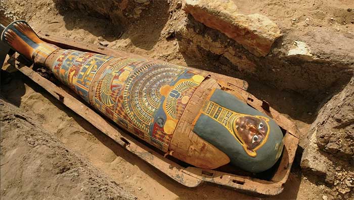 Quan tài chứa xác ướp của một nhà buôn cách đây 2.500 năm, được tìm thấy ở Giza, Ai Cập vào năm 2005. Ngôi mộ này có niên đại vào triều đại thứ 26, nhưng đây có phải là bằng chứng lâu đời nhất của tục ướp xác ở Ai Cập không? (Ảnh: Getty).