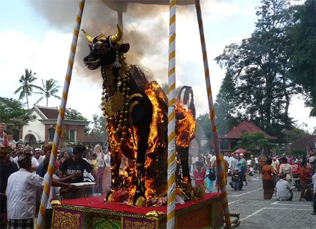 Cỗ quan tài hình con bò ở Bali. (Ảnh: Kibitan).