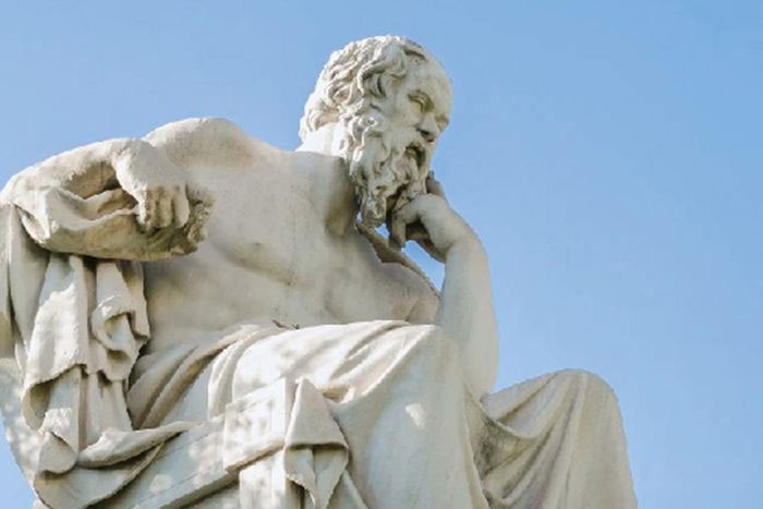 Socrates (470-399 TCN). Được coi là người sáng lập triết học phương Tây, triết gia Hy Lạp này còn là một nhà điêu khắc. Có người nói rằng ông đã tham gia thực hiện một tác phẩm điêu khắc nổi tiếng ở lối vào thành cổ Acropolis.