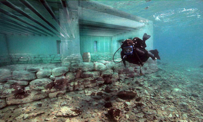 Tàn tích dưới nước của thành phố cổ Pavlopetri kết hợp với các cột và tường được tái tạo bằng kỹ thuật số. (Ảnh: Pavlopetri Underwater Archaeology Project)