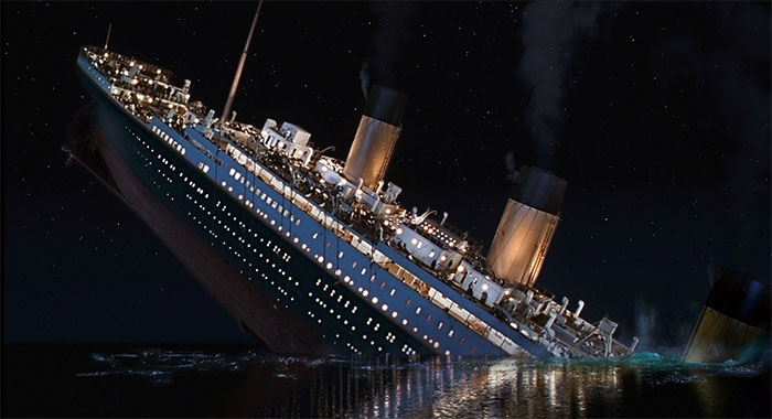 Tàu Titanic chìm xuống biển.