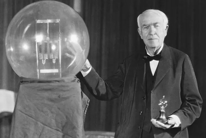 Thomas Edison (1847-1931) - Trải qua các công việc bán bánh kẹo, rau củ và báo chí, Edison sử dụng số tiền kiếm được để phát triển các thiết bị phát điện, truyền thông đại chúng, ghi âm, phim ảnh.