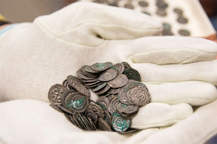  Các nhà khảo cổ Thụy Điển tìm thấy đồng xu 900 năm tuổi.
