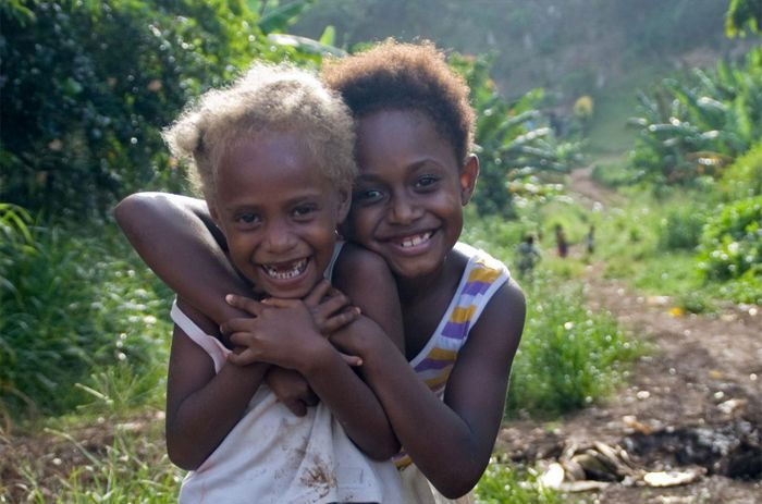 Trẻ em người Melanesia - thổ dân ở Úc.