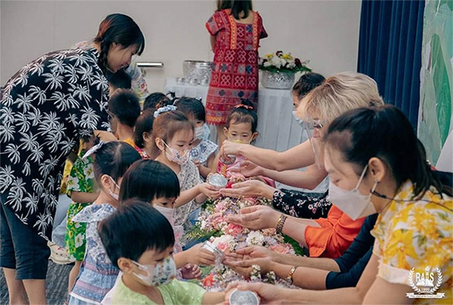 Các em học sinh mẫu giáo trường quốc tế RAIS rót nước thơm Nam Ob Thai bày tỏ lòng kính trọng với các thầy cô giáo nhân dịp lễ Songkran 2023 (Ảnh: RAIS)