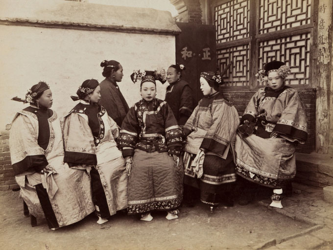 Bức hình ghi lại cách ăn vận, làm tóc của người Mãn và Hán.