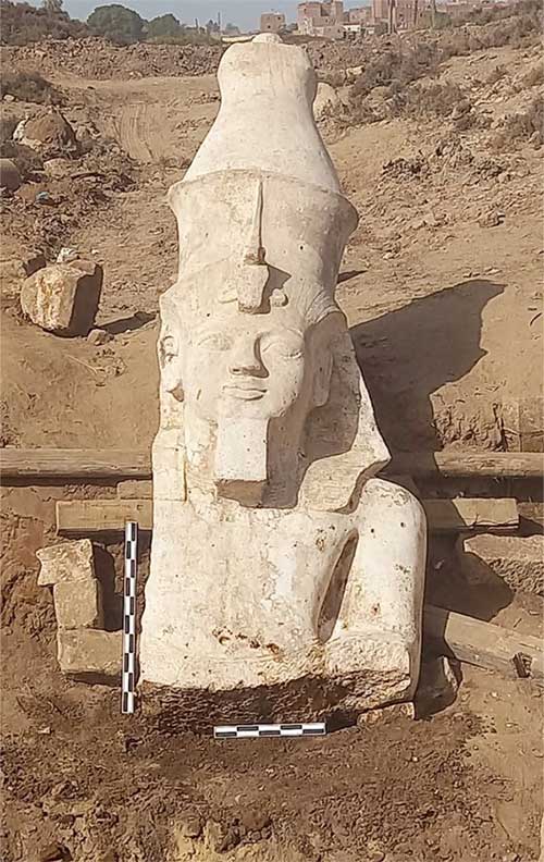 Một phần của bức tượng đá vôi của Ramses II được khai quật. (Ảnh: Reuters).
