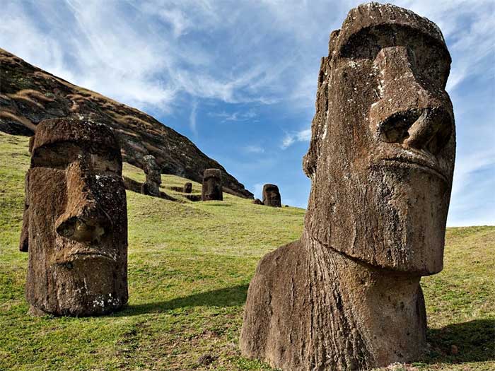 Một số bức tượng Moai trên đảo Phục Sinh. (Ảnh: Alamy).