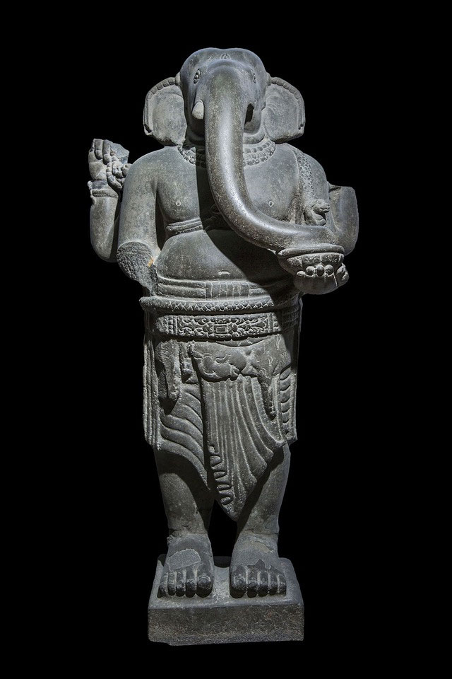 Theo hồ sơ bảo vật quốc gia, tượng Ganesha này được làm bằng sa thạch xám xanh, cao 95 cm, dài 48 cm, và rộng 34 cm. (Ảnh: Báo Lao động).