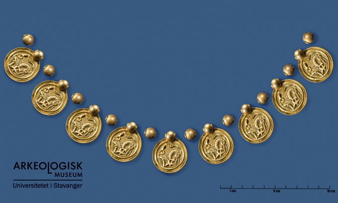 Mô phỏng hình dáng trước kia của chiếc vòng cổ gồm 9 mặt dây chuyền vàng. (Ảnh: Eli Gil Bell/Bảo tàng Khảo cổ/UiS).