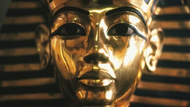 Vua Tutankhamun lên ngôi Ai Cập cổ đại lúc 9 hoặc 10 tuổi, vào thế kỷ 14 trước Công nguyên và chết khoảng một thập kỷ sau đó. (Ảnh: Romilly Lockyer qua Getty Images)