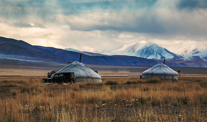 Vùng hoang mạc Tây Bắc Mông Cổ ngày nay từng hiện hữu đại dương Mongol-Okhotsk, do vỏ Trái đất bị xé toạc mà thành - (Ảnh: ESCAPE TO MONGOLIA).