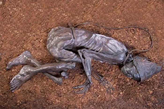 Thi thể của Tollund Man có thể được nhìn thấy tại Bảo tàng Silkeborg ở Đan Mạch. Tuy nhiên, phần lớn thi thể đã khô héo do kỹ thuật bảo quản kém vào thời điểm phát hiện thi thể. Chỉ có đầu, bàn chân và ngón tay cái được giữ nguyên trạng thái ban đầu.