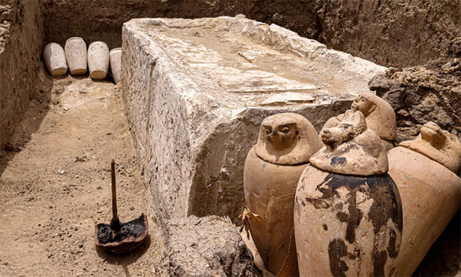 Các bình đất sét và bình nghi lễ đặt xung quanh giường đá dùng để ướp xác ở nghĩa địa Saqqara, phía nam Cairo. (Ảnh: AFP).